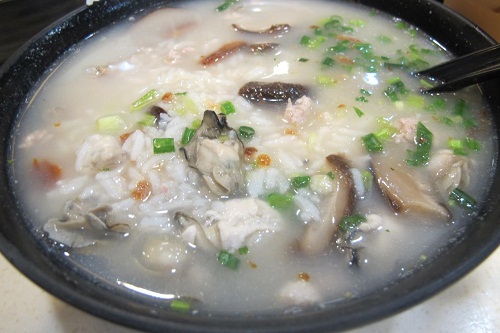 die u tra nghi an 3 nguoi trong gia dinh bi dau doc qua noi chao