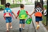 Đeo cặp sách nặng không gây đau lưng ở học sinh