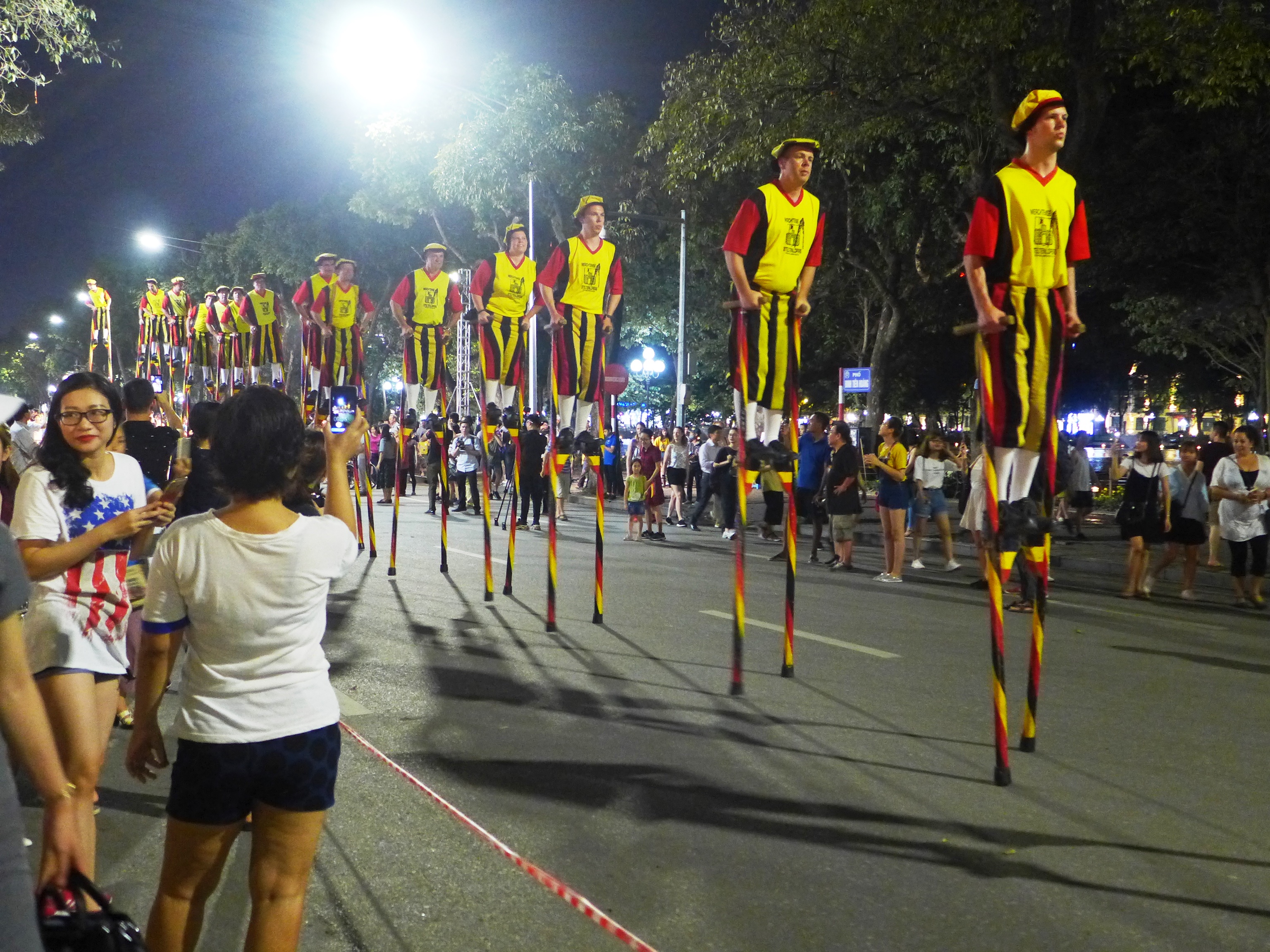 kham pha chau au quyen ru ngay giua long ha noi