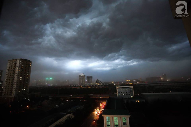 bau troi xam xit kem gio manh ha noi don mua dong lon sau nhung ngay nang nong