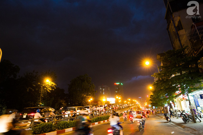 bau troi xam xit kem gio manh ha noi don mua dong lon sau nhung ngay nang nong