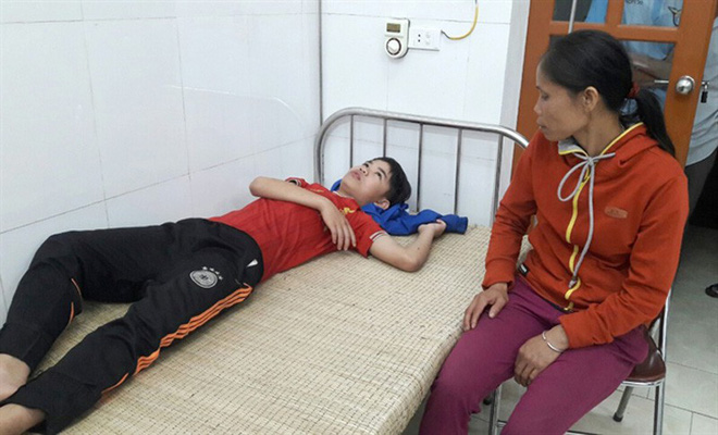 vua sac dien thoai vua choi game duoi hien nha khi troi mua lon 2 anh em bi set danh thuong vong