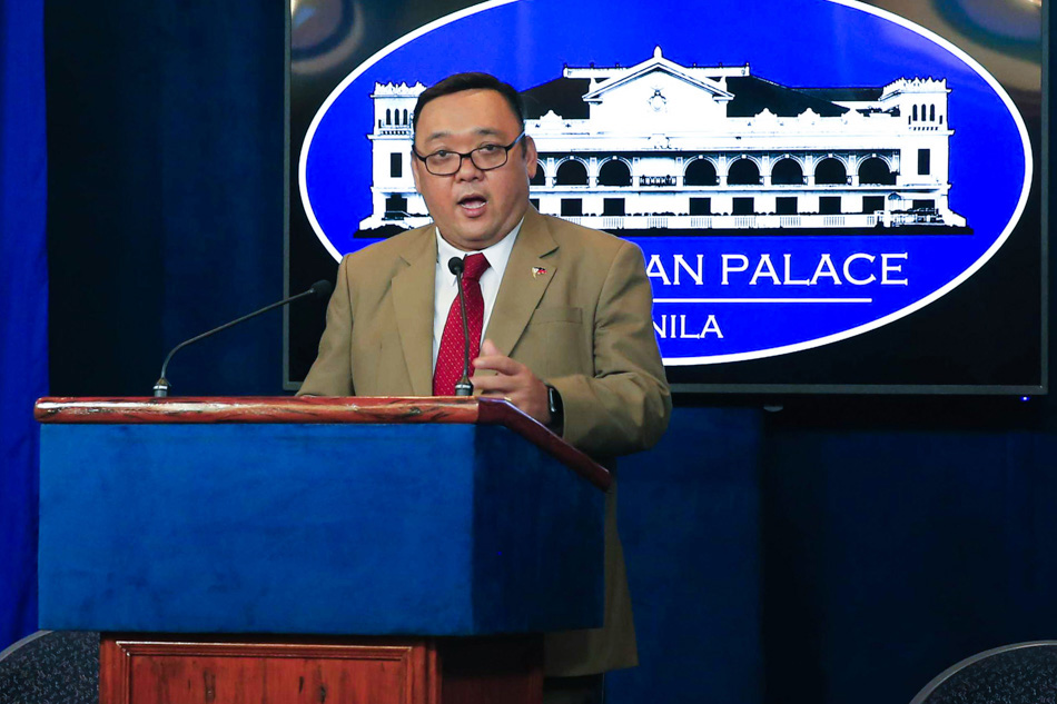 trung quoc dua may bay nem bom toi bien dong philippines noi gi