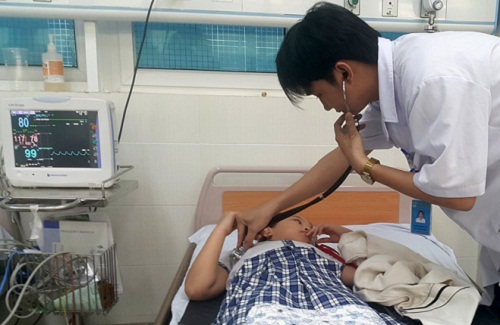 hang chuc hoc sinh ngo doc nghi do uong tra sua