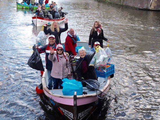 cach giam o nhiem moi truong nuoc doc dao o amsterdam cho di tour thuyen co hdv mien phi nhung du khach phai don rac