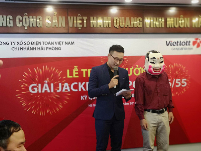 chu nhan tam ve vietlott hon 300 ti dong da deo mat na den nhan thuong