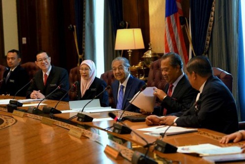malaysia giam luong bo truong de cuu nguy no cong