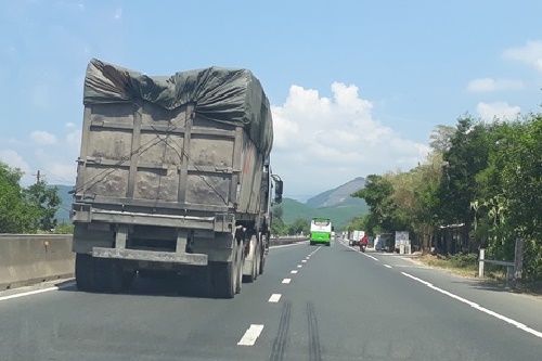 tuyen tranh tphue gong minh ganh xe qua tai