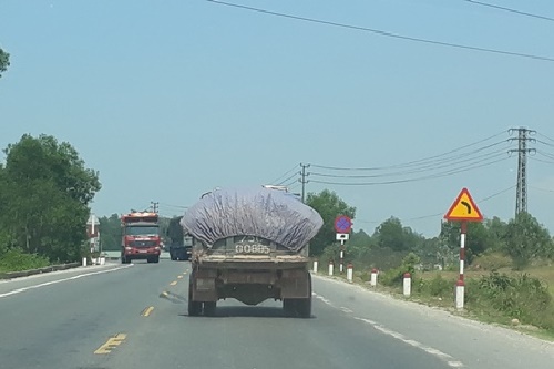 tuyen tranh tphue gong minh ganh xe qua tai