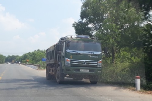 tuyen tranh tphue gong minh ganh xe qua tai