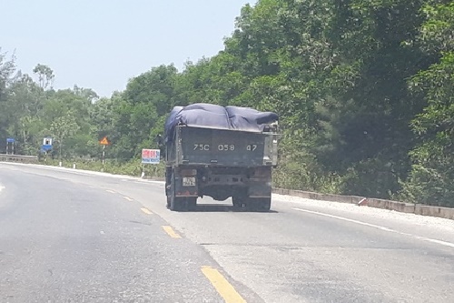 tuyen tranh tphue gong minh ganh xe qua tai