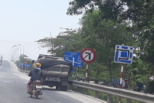 tuyen tranh tphue gong minh ganh xe qua tai