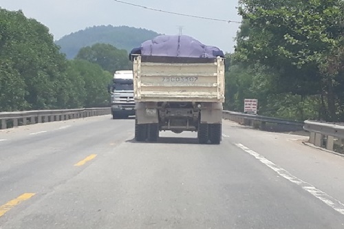 tuyen tranh tphue gong minh ganh xe qua tai