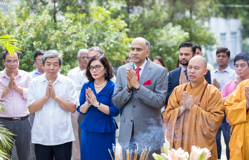 le trao tang va trong cay bo de luu niem tai dai su quan an do