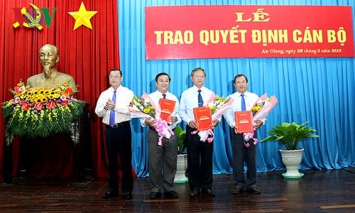 bi thu huyen uy tri ton bi ki luat ve lam truong ban dan toc tinh