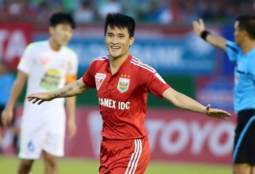 cong vinh ghi ban hagl tham bai tren san go dau