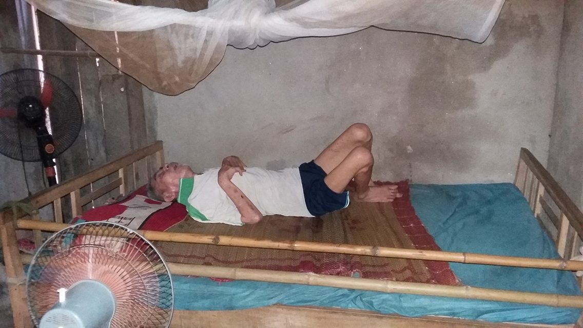 xot thuong canh ba 70 tuoi nuoi con tam than chong nam liet giuong