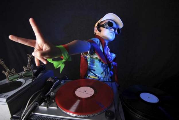 dj nhi moi 6 tuoi da boc lo nang khieu xoay dia tai tinh