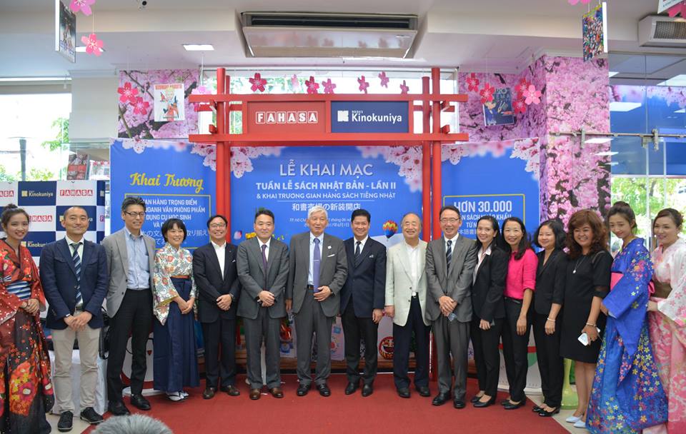 hon 15000 tua sach duoc trung bay tai trien lam sach tieng nhat