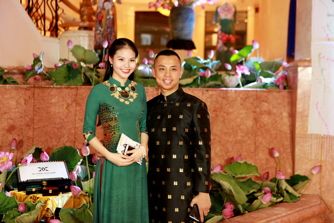 chi anh dien ao dat vang dua vo kem 20 tuoi di su kien