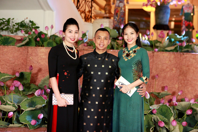 chi anh dien ao dat vang dua vo kem 20 tuoi di su kien