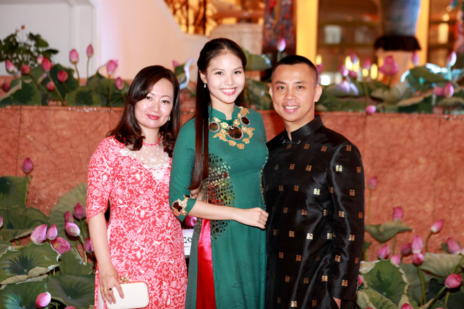 chi anh dien ao dat vang dua vo kem 20 tuoi di su kien