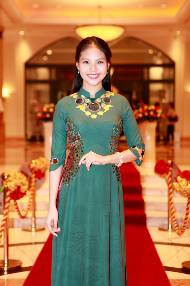 chi anh dien ao dat vang dua vo kem 20 tuoi di su kien