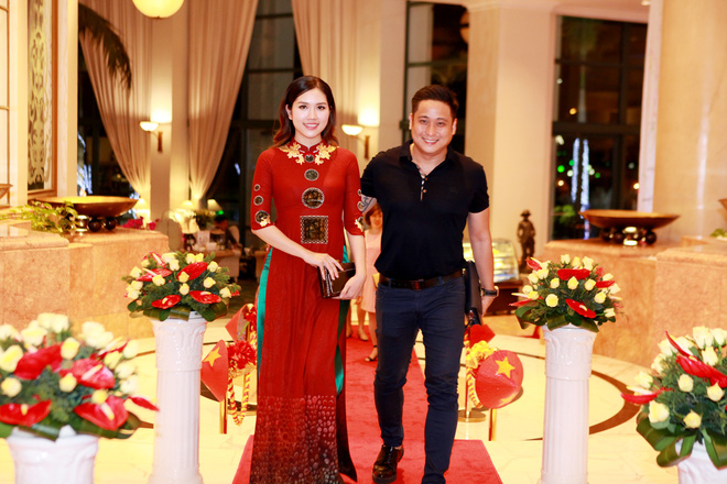 chi anh dien ao dat vang dua vo kem 20 tuoi di su kien