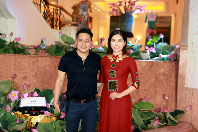 chi anh dien ao dat vang dua vo kem 20 tuoi di su kien