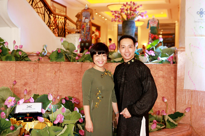chi anh dien ao dat vang dua vo kem 20 tuoi di su kien