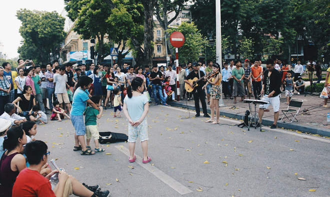 cuoi tuan ha noi nang nong dinh diem pho di bo vang hoe nhu mung 1 tet