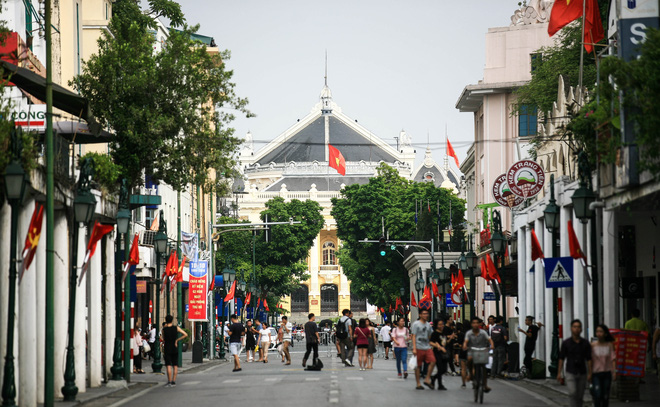 cuoi tuan ha noi nang nong dinh diem pho di bo vang hoe nhu mung 1 tet