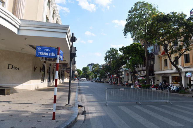 cuoi tuan ha noi nang nong dinh diem pho di bo vang hoe nhu mung 1 tet
