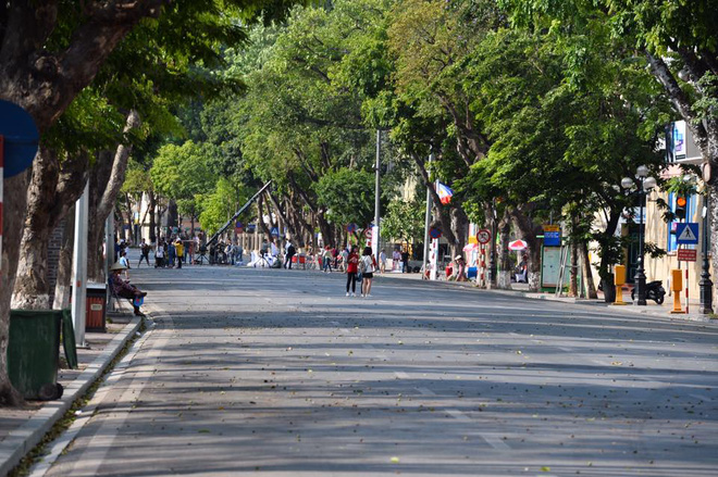 cuoi tuan ha noi nang nong dinh diem pho di bo vang hoe nhu mung 1 tet