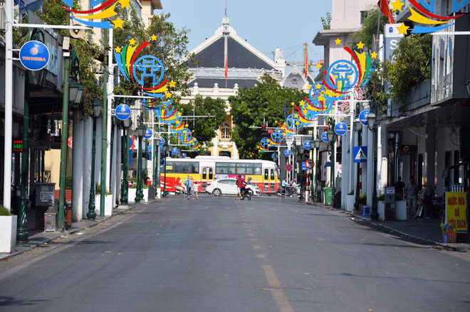 cuoi tuan ha noi nang nong dinh diem pho di bo vang hoe nhu mung 1 tet