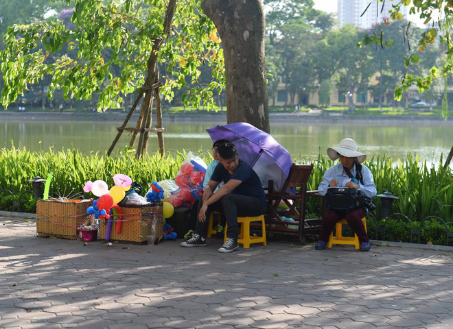 cuoi tuan ha noi nang nong dinh diem pho di bo vang hoe nhu mung 1 tet