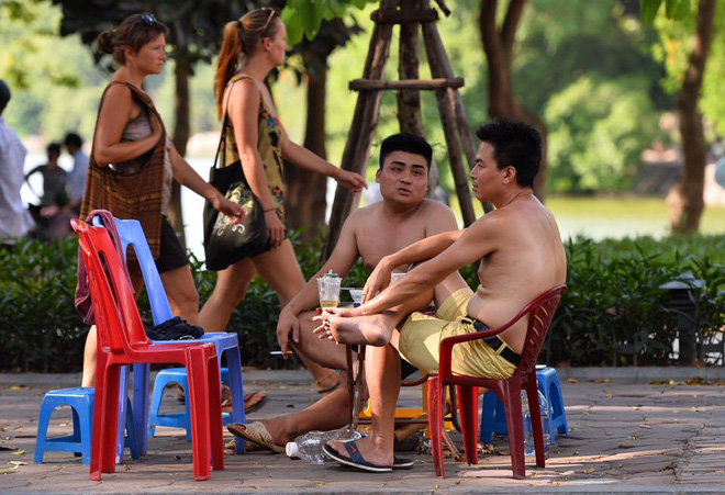 cuoi tuan ha noi nang nong dinh diem pho di bo vang hoe nhu mung 1 tet