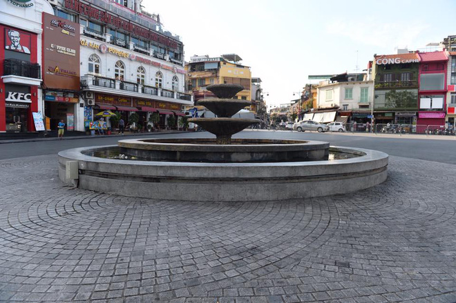 cuoi tuan ha noi nang nong dinh diem pho di bo vang hoe nhu mung 1 tet