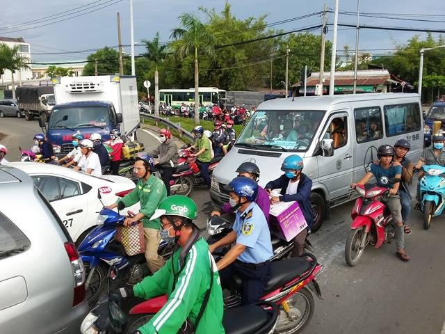 nguoi dan sai gon giup tai xe thu gom hang tram thung bia do tren duong pho
