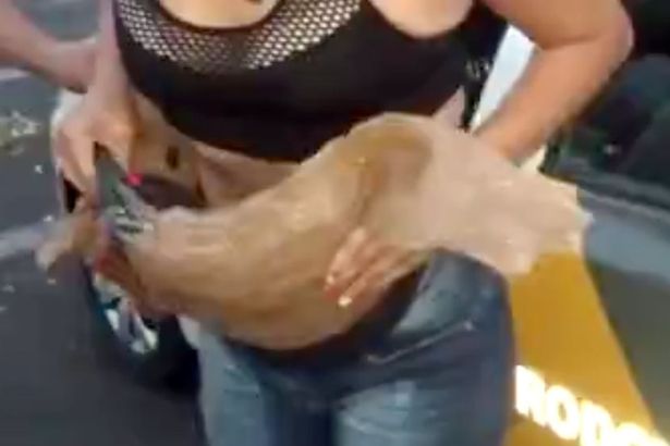 kiem tra nguoi phu nu voi chiec bung bau to vuot mat canh sat phat hien bi mat pham phap