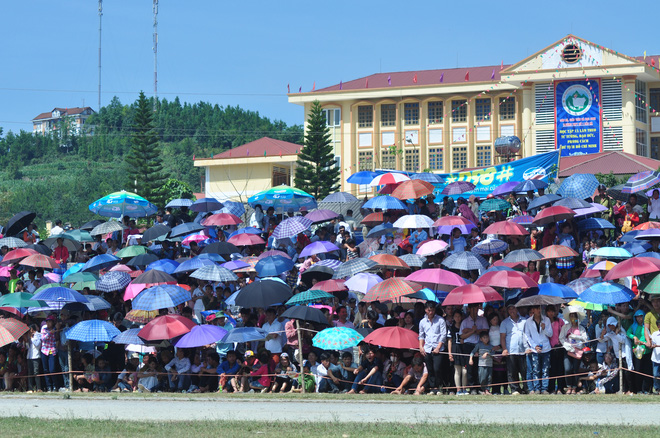 bat chap cai nong 40 do c hang nghin nguoi dan doi nang xem dua ngua o bac ha