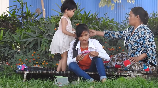 clip nha tro nong khong tho noi 3 me con mang giuong gap nam duoi gam duong tren cao