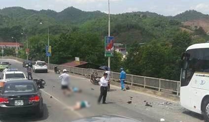 doi nam nu chay xe may tong truc dien o to khach 1 nguoi tu vong tai cho