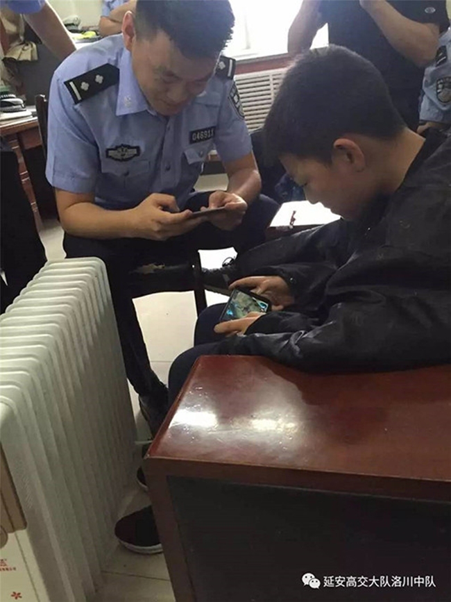 canh sat hon nhien choi dien tu trong ca truc va su that phia sau khien nhieu nguoi khong khoi kinh ngac