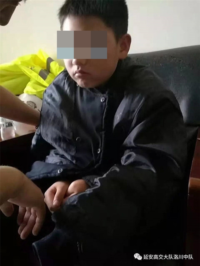 canh sat hon nhien choi dien tu trong ca truc va su that phia sau khien nhieu nguoi khong khoi kinh ngac