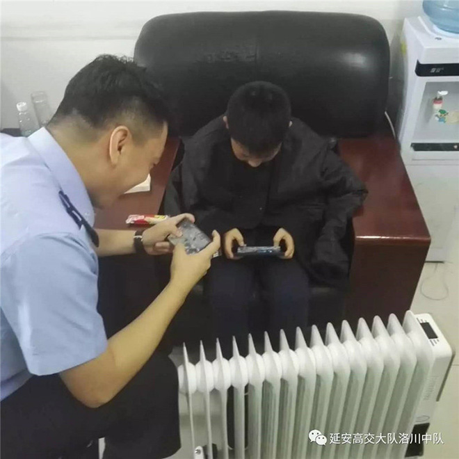 canh sat hon nhien choi dien tu trong ca truc va su that phia sau khien nhieu nguoi khong khoi kinh ngac