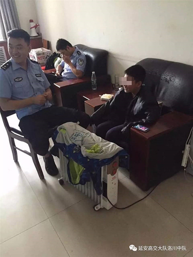 canh sat hon nhien choi dien tu trong ca truc va su that phia sau khien nhieu nguoi khong khoi kinh ngac