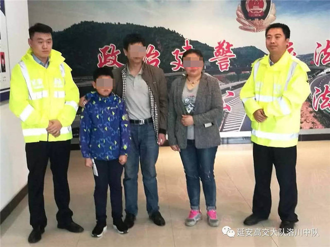 canh sat hon nhien choi dien tu trong ca truc va su that phia sau khien nhieu nguoi khong khoi kinh ngac