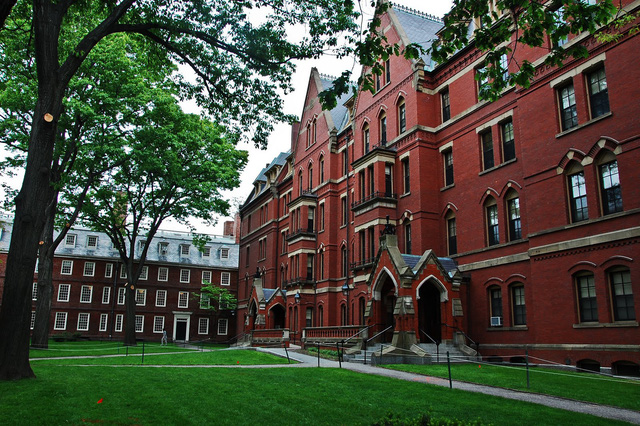 harvard duoi hoc sinh vien vi toi chat dung tuc tren facebook