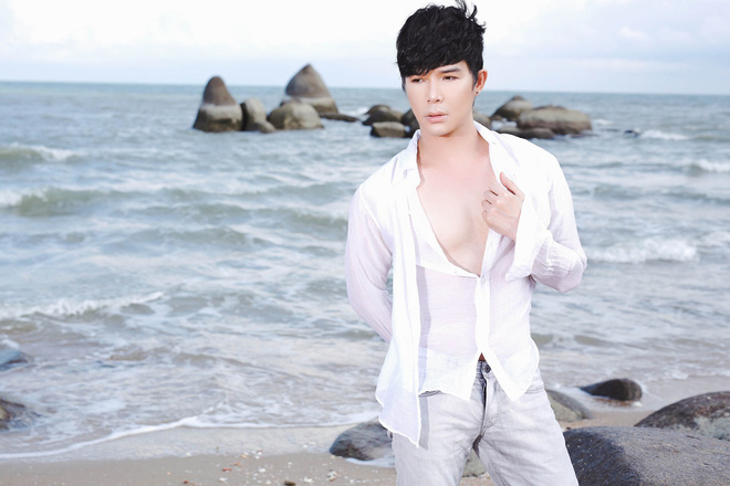 nathan lee phoi minh duoi nang de quang ba san pham moi